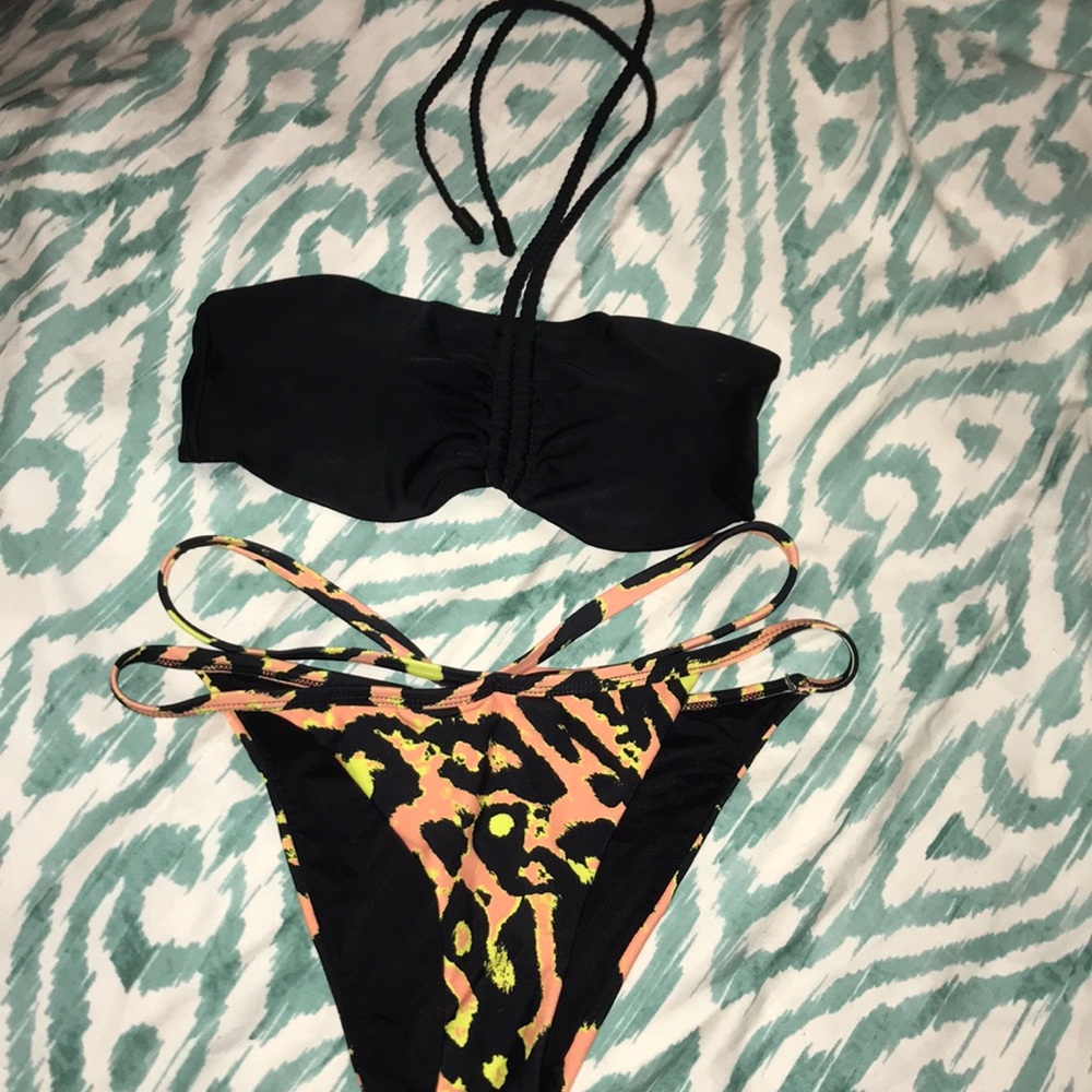 Kendall and Kylie Bikini - Picture 2 of 5